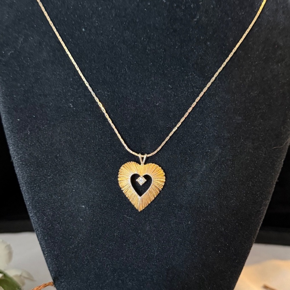 Vintage Avon Gold Tone Textured Heart Pendant Necklace Rhinestone Accent 20 Inch